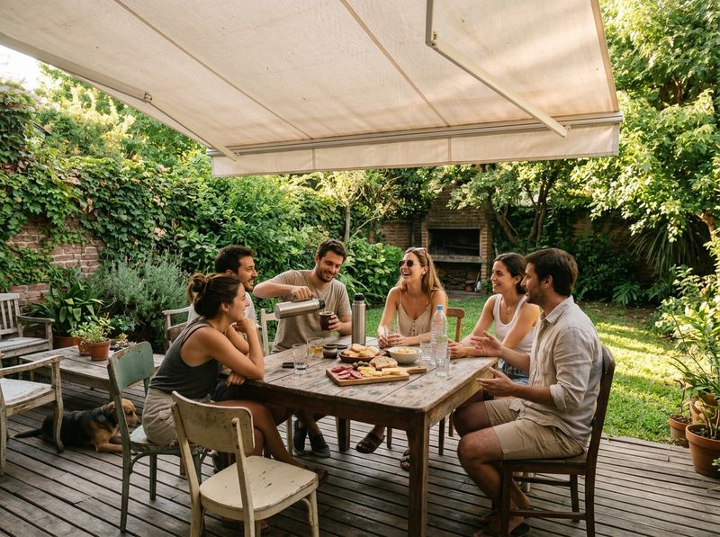 Amigos en un deck bajo un toldo de brazos invisibles